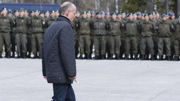 Verteidigungsminister Klug Klammes Heer spürt jeden Euro.