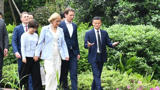 Jack Ma führt Kanzler Sebastian Kurz und NÖ-Landeshauptfrau Johanna Mikl-Leitner durch die Alibaba-Zentrale