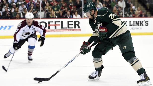 Zwei Eishockeyspieler während eines Spiels auf dem Eis.