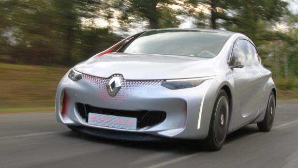 Ein silbernes Renault-Konzeptauto fährt auf einer Landstraße.