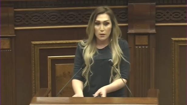 Lilit Martirosyan vor dem armenischen Parlament am 8. April 2019