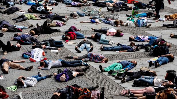 Klima-Aktivisten der Bewegung legten sich auch schon in Berlin auf den Boden.