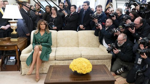 Allein auf der Couch: Spott über Melania Trumps Geburtstagsfoto