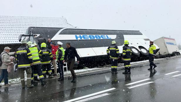 Kärnten: Unfall von Doppeldeckerbus mit mehr als 70 Personen