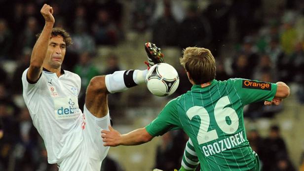 APA9729744 - 07102012 - WIEN - ÖSTERREICH: Tipp3-Bundesliga-Begegnung zwischen SK Rapid Wien und SC Wiener Neustadt am Sonntag, 07. Oktober 2012, in Wien. Im Bild: LukasGrozurek (r./Rapid) und Peter Hlinka (Neustadt). APA-FOTO: HERBERT PFARRHOFER