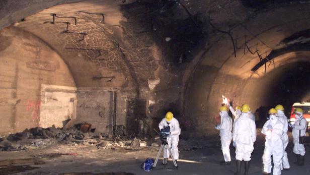 Sicherheitskräfte untersuchen den Mont-Blanc-Tunnel nach der Brandkatastrophe 1999