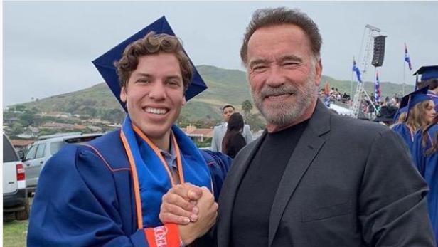 Schwarzenegger gratuliert Joseph zum Uni-Diplom.