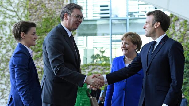 Serbiens Premierministerin Ana Brnabi und Präsident Aleksandar Vucic mit Angela Merkel und Emmanuel Macron.