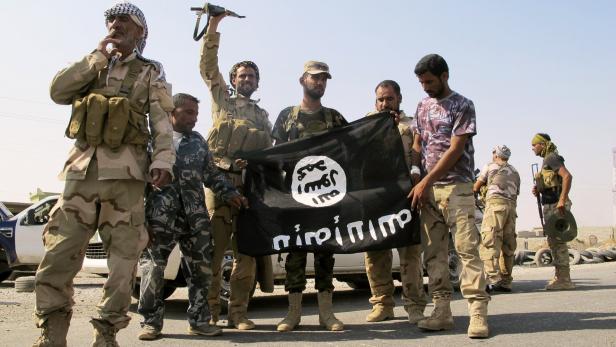 Irakische Soldaten mit einer erbeuteten IS-Flagge – die Terrormiliz ist als „Staat“ geschlagen