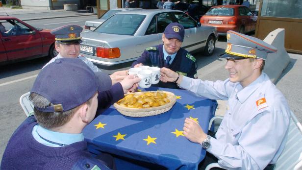 Grenzübergang Klingenbach, 1. Mai 2004: Österreichs und Ungarns Zollbeamte frühstücken gemeinsam