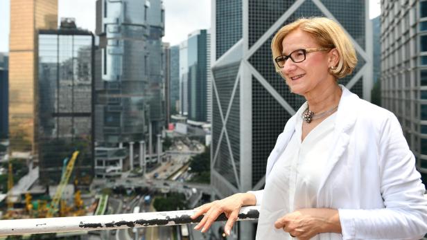 Johanna Mikl-Leitner in Augenhöhe mit den Wolkenkratzern in Hongkong.