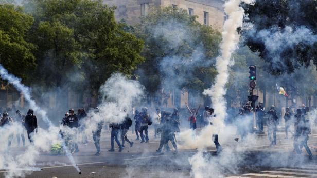 1. Mai international: Tränengas in Paris, Festnahmen in Istanbul