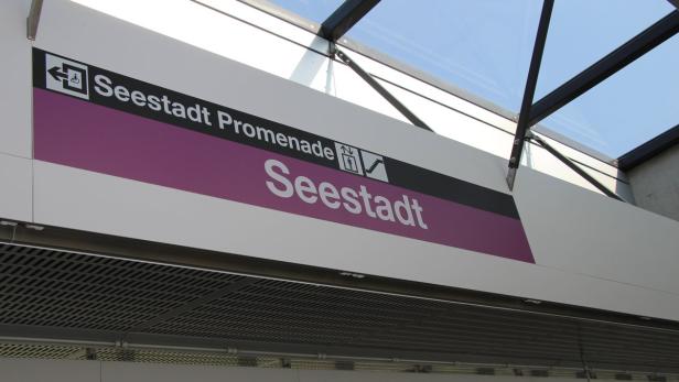 Ein Schild mit der Aufschrift „Seestadt Promenade“ und „Seestadt“.