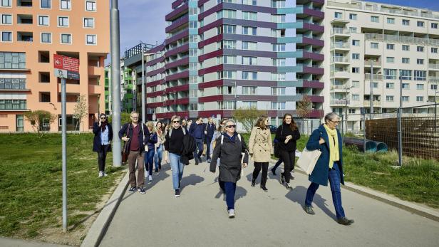 Vertreter aus der Stadtverwaltung und von Agenturen für Mietangelegenheiten erkunden das Sonnwendviertel. Ihr Ziel: Den geförderten Wohnbau in Oslo für alle Einkommensschichten attraktiver machen.