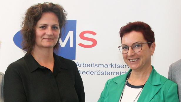 Martina Mick (l.) wagt sich an eine neue Berufsausbildung, ihre Chefin Karin Vogel unterstützt sie.