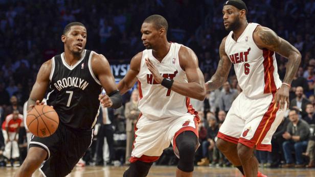 Joe Johnson (li.) führte die Nets zum Heimerfolg, Chris Bosh und LeBron James (re.) mussten mit einer Niederlage im Gepäck die Heimreise antreten.