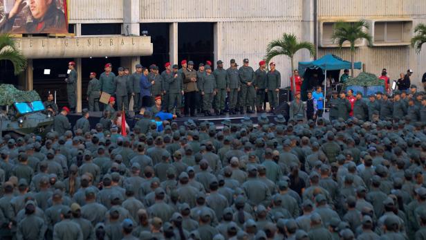 Maduro: Armee muss für Militärintervention der USA gerüstet sein
