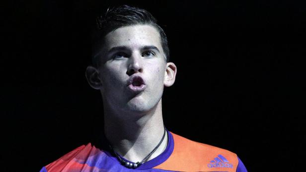 Dominic Thiem blickt konzentriert nach oben.