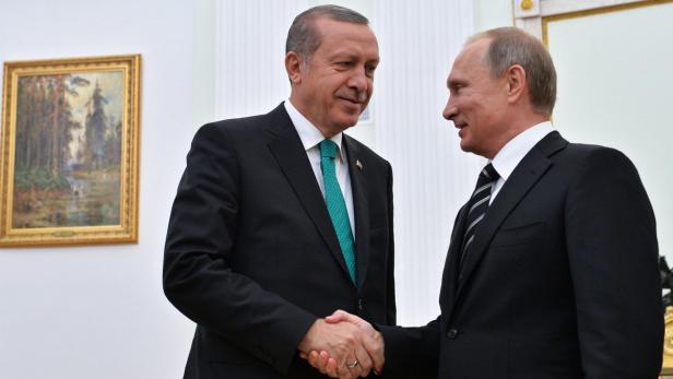 Recep Tayyip Erdoğan und Wladimir Putin schütteln sich die Hände.