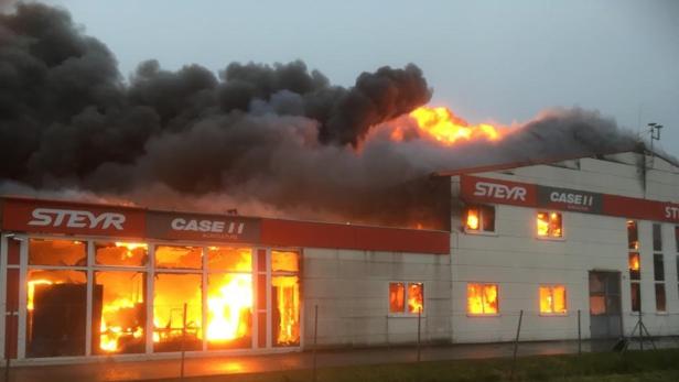 Traktorcenter nach Brand einsturzgefährdet