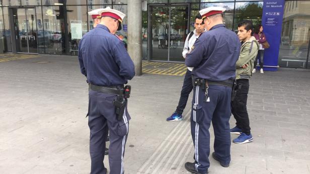 Polizisten kontrollieren die Ausweise von Jugendlichen