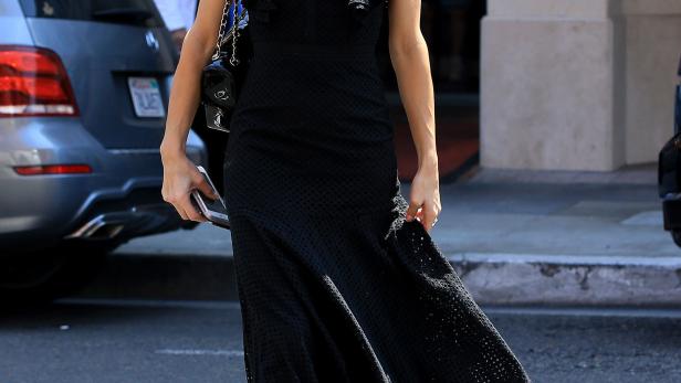 Heidi Klum & Co: So tragen Stars Schwarz im Sommer