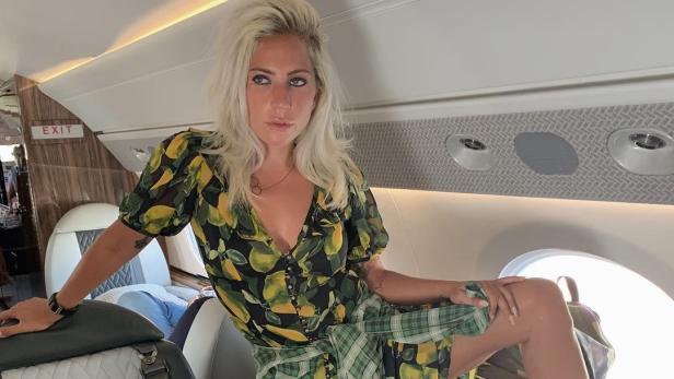 Lady Gaga zeigt, wie man Dr. Martens zum Kleid trägt