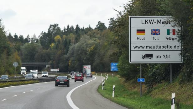 Ein Schild an einer Autobahn weist auf die LKW-Maut ab 7,5 Tonnen hin.