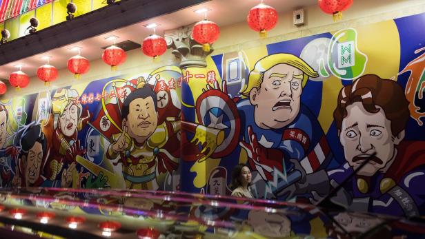 Handelskrieg im Comic-Style: Das Wandgemälde in Hongkong zeigt Trump als verschreckten „Captain America“, der vor Chinas Xi zurückweicht