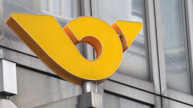 Das gelbe stilisierte Posthorn-Logo einer Postfiliale.