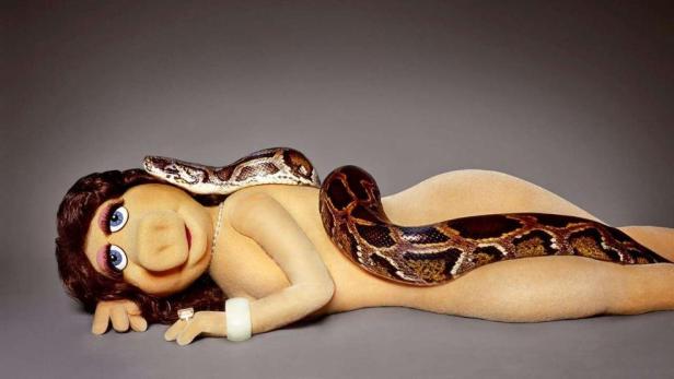 Miss Piggy liegt mit einer Schlange auf ihrem Körper.