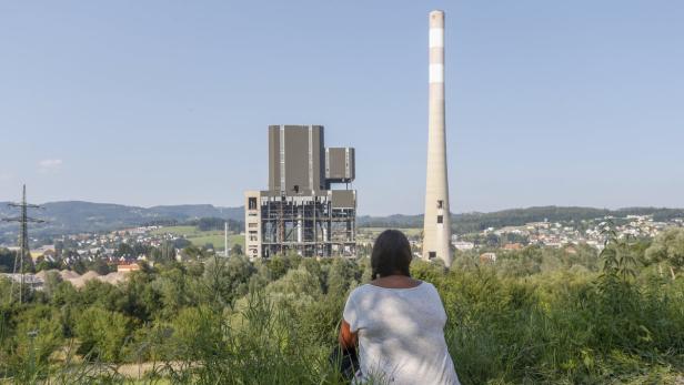 STEIERMARK: ABRISS DES ÖDK KRAFTWERK-SCHLOTS Gespanntes Warten: Blick auf den Schornstein.