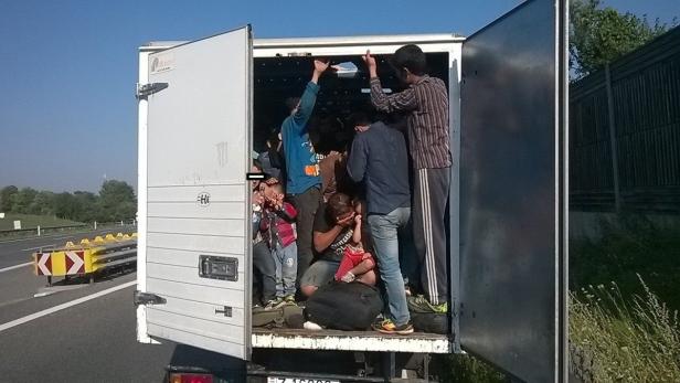 Die Polizei hat am Samstag 86 Flüchtlinge auf der Westautobahn (A1) in einem Klein-Lkw entdeckt. Darunter war eine schwangere Frau, die ins Krankenhaus gebracht wurde, aber auch 16 Kinder bzw. Babys.