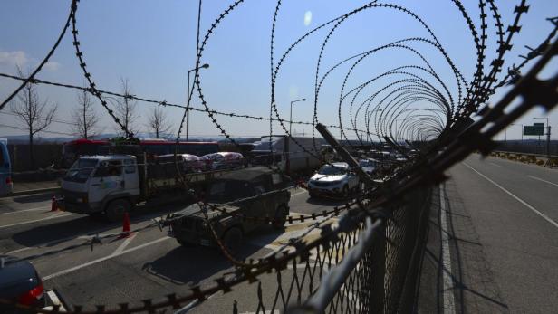 South Korean vehicles wait to pass a checkpoint on South Korean vehicles wait to pass a checkpoint on the Grand Unification Bridge, which leads to the demilitarized zone separating North Korea from South Korea, in Paju, north of Seoul April 12, 2013. A Pentagon spy agency has concluded with "moderate confidence" that North Korea has developed a nuclear-tipped ballistic missile, an assessment swiftly dismissed by several U.S. officials and South Korea. REUTERS/Park Mun-ho/Newsis (SOUTH KOREA - Tags: MILITARY POLITICS) NO SALES. NO ARCHIVES. FOR EDITORIAL USE ONLY. NOT FOR SALE FOR MARKETING OR ADVERTISING CAMPAIGNS. THIS IMAGE HAS BEEN SUPPLIED BY A THIRD PARTY. IT IS DISTRIBUTED, EXACTLY AS RECEIVED BY REUTERS, AS A SERVICE TO CLIENTS. SOUTH KOREA OUT. NO COMMERCIAL OR EDITORIAL SALES IN SOUTH KOREA