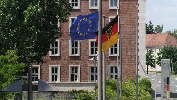 Die Europaflagge und die deutsche Flagge wehen vor einem Gebäude des Bundesamtes.