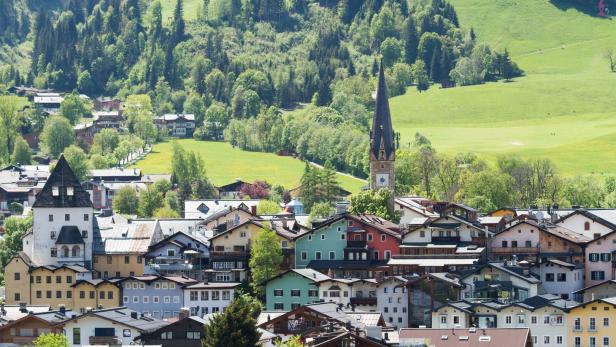 Immobilien sind in Tirols Tourismusregionen – etwa im Raum Kitzbühel – heiß begehrt. Illegale Freizeitwohnsitze treiben die Preise noch zusätzlich in die Höhe.