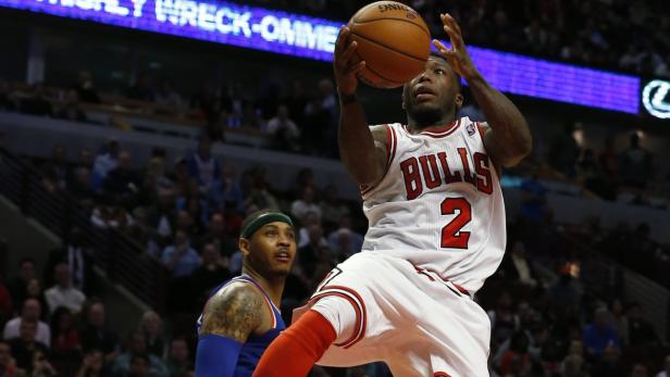 Chicago Bulls&#039; Nate Robinson (R) goes the the basket against New York Knicks&#039; Carmelo Anthony during the overtime of their NBA basketball game in Chicago, Illinois April 11, 2013. REUTERS/Jim Young (UNITED STATES - Tags: SPORT BASKETBALL)