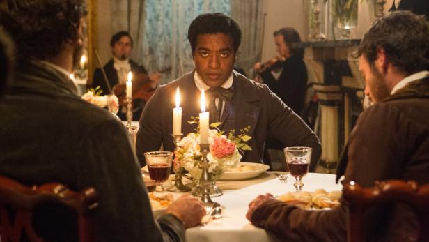 Als bester Hauptdarsteller bei den Golden Globes nominiert: Der Brite Chiwetel Ejiofor (Mitte) spielt supberb einen freien Bürger, der von zwei Weißen in eine Falle gelockt und in die Sklaverei verschleppt wird