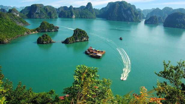 Erstmals: Touristen können Halong-Bucht aus der Luft bewundern