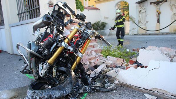 Tödlicher Unfall: Motorradfahrer kracht gegen Kirchenportal