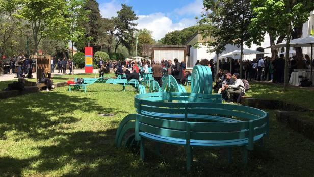 Türkis: die neuen Sitzmöbel in den Giardini von Jeppe Hein