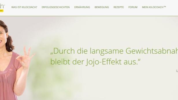 Eine Frau lächelt und zeigt das „Okay“-Zeichen vor dem Hintergrund der KiloCoach-Webseite.