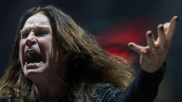 Ozzy Osbourne singt während eines Konzerts.