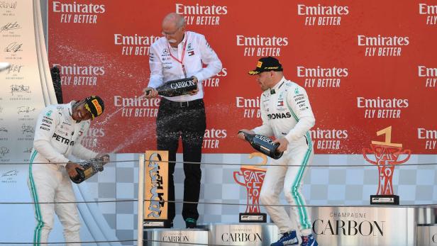 Ein gewohntes Bild: Hamilton (li.) und Bottas machen sich mit Champagner nass.
