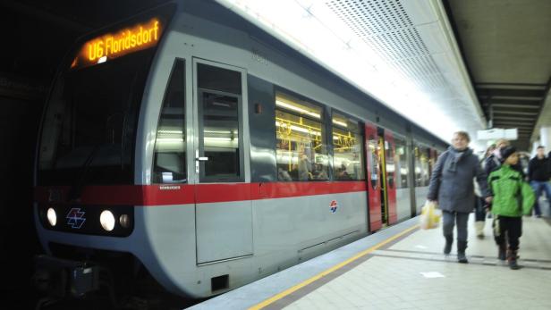 U-Bahn Zug der Linie U6 in Fahrtrichtung Floridsdorf beim Halt Station L?ngenfeldgasse.