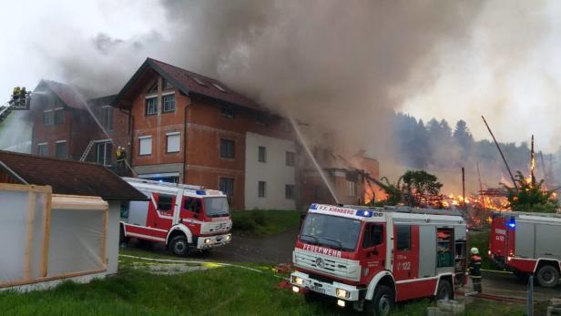 Bauernhof in Oberndorf in Flammen: Feuerwehrmann wurde verletzt