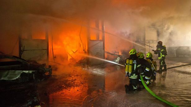 Brand in Oeynhausen: Gebäudeteile bei Explosion weggeschleudert