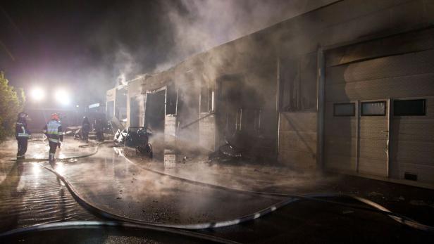 Gefahr nach Großbrand in Oeynhausener Autohaus gebannt