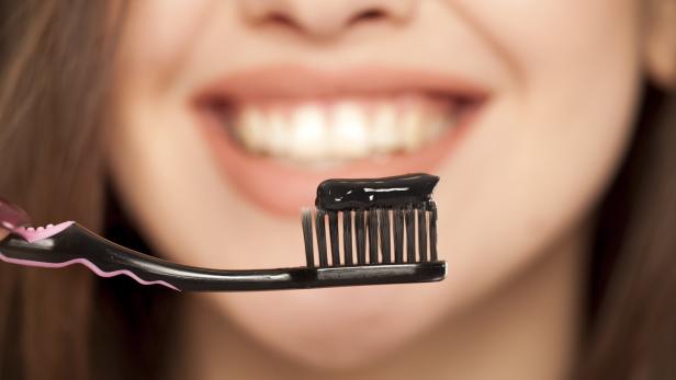 Schwarze Zahnpasta: Werden die Zähne durch Aktivkohle wirklich weiß?