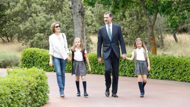 König Felipe VI. und Königin Letizia mit ihren Töchtern Leonor und Sofía unterwegs.